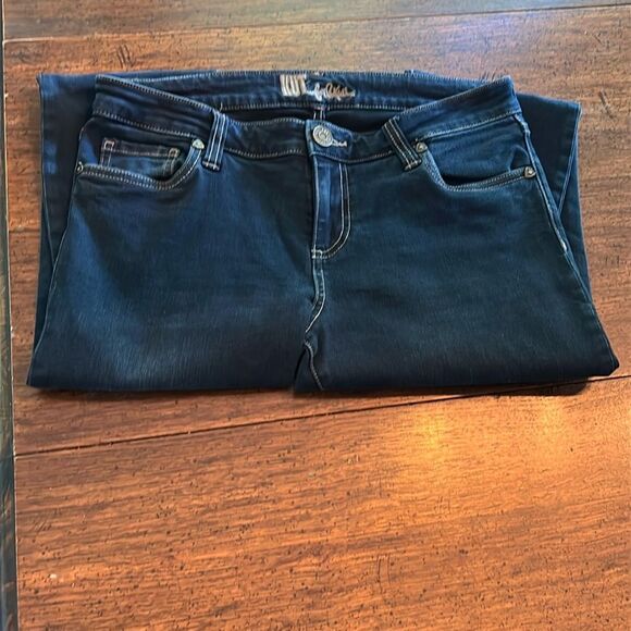 Kut from the Kloth Jeans Modern Fit Skinny
Size 8 distressed on left knee - Picture 4 of 13